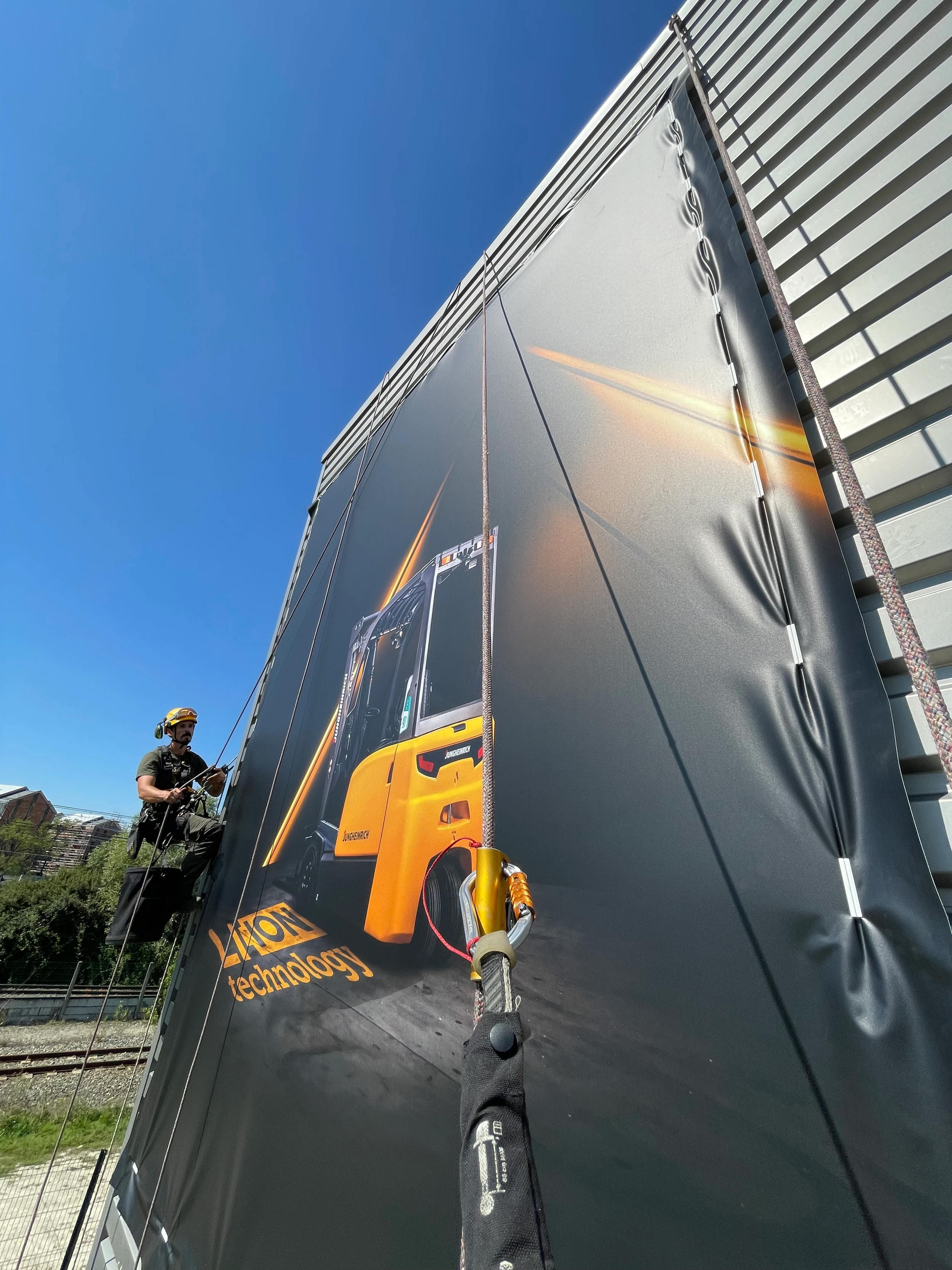 Intervention de cordistes MS Access pour visibilité renouvelée chez JUNGHEINRICH FRANCE SAS à Bruges (bâtiment) – 6